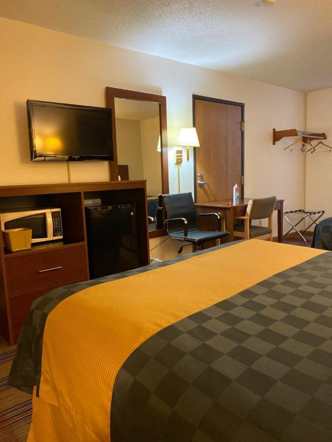 Americas Best Value Inn Champaign Bagian luar foto
