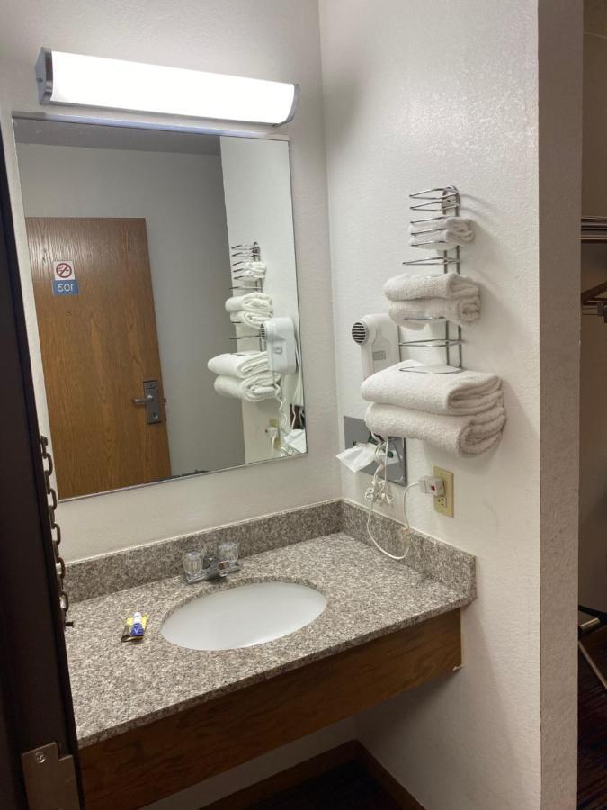 Americas Best Value Inn Champaign Bagian luar foto