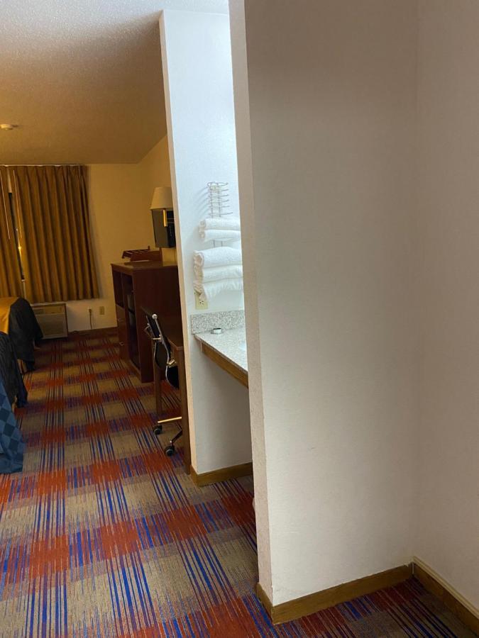 Americas Best Value Inn Champaign Bagian luar foto