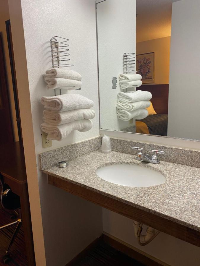 Americas Best Value Inn Champaign Bagian luar foto