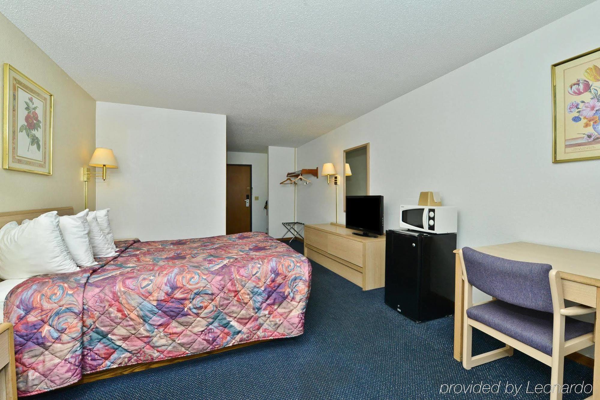 Americas Best Value Inn Champaign Bagian luar foto